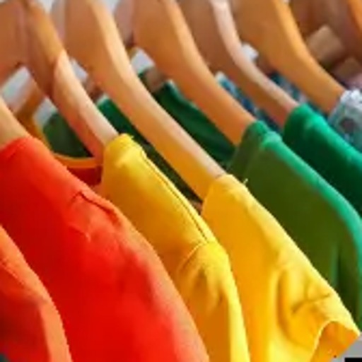 Bunte T-Shirts auf Bügeln